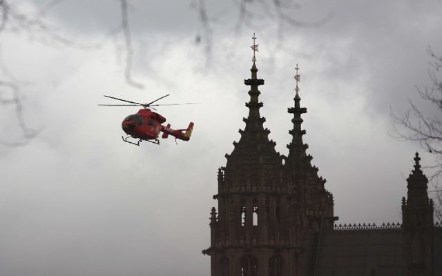 London's air ambulance arrives at the Houses of Parliament in central London on March 22, 2017 during an emergency incident (AFP PHOTO / DANIEL LEAL-OLIVAS)