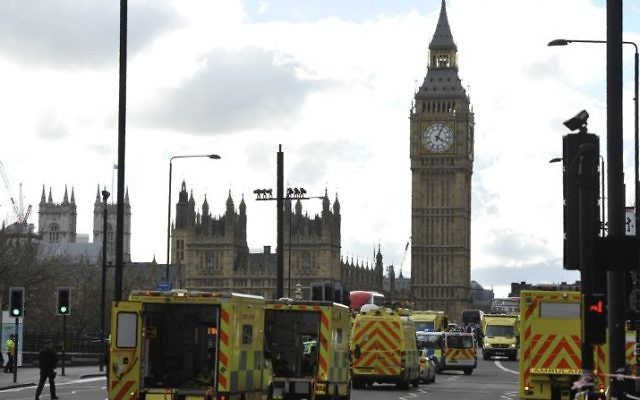 Members of the emergency services work to help victims on Westminster Bridge, alongside the Houses of Parliament in central London on March 22, 2017 after what police said was a "terrorist" incident. (AFP PHOTO / NIKLAS HALLE'N) Members of the emergency services work to help victims on Westminster Bridge, alongside the Houses of Parliament in central London on March 22, 2017 after what police said was a "terrorist" incident. (AFP PHOTO / NIKLAS HALLE'N)