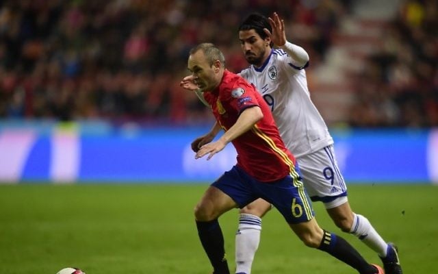 Spain's midfielder Andres Iniesta (L) views with Israel's midfielder Lior Refaelov during the WC 2018 group G football qualifying match Spain vs Israel at El Molinon stadium in Gijon on March 24, 2017. (AFP PHOTO / MIGUEL RIOPA)