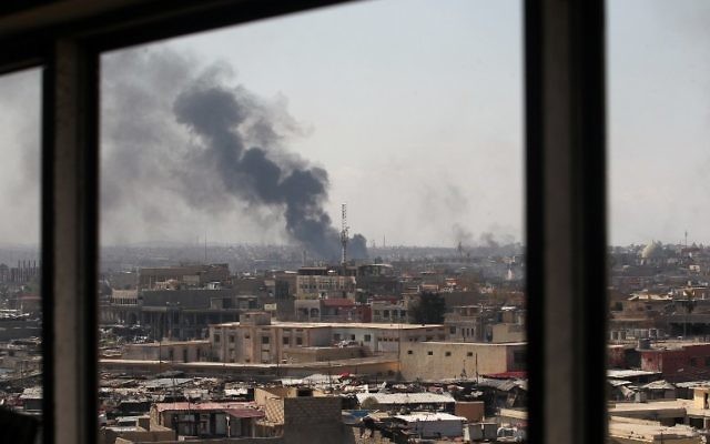 A general view taken on March 25, 2017, shows smoke billowing following air strikes on Mosul, during the government forces' ongoing offensive to retake the city from Islamic State (IS) group fighters. ( AFP PHOTO / AHMAD AL-RUBAYE)
