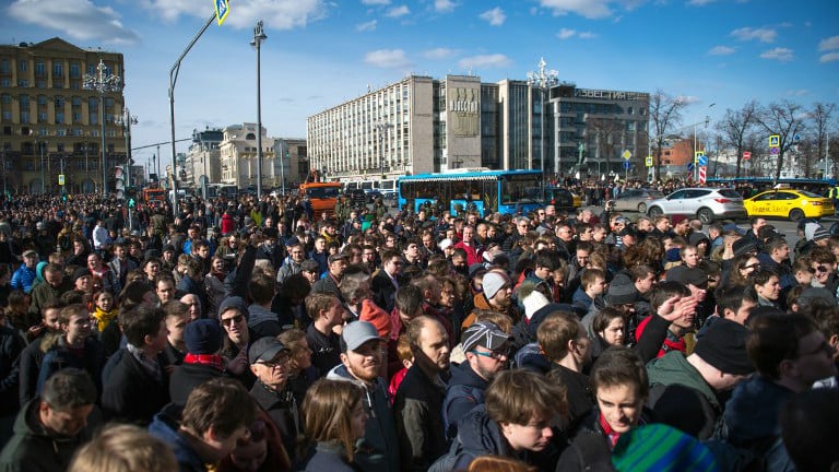 Opposition supporters take part in an unauthorized anti-corruption rally in central Moscow on March 26, 2017. (Alexander UTKIN / AFP) Opposition supporters take part in an unauthorized anti-corruption rally in central Moscow on March 26, 2017. (Alexander UTKIN / AFP)