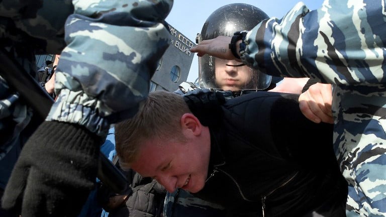 Police officers detain a man during an unauthorized anti-corruption rally in central Moscow on March 26, 2017. (Vasily MAXIMOV / AFP) Police officers detain a man during an unauthorized anti-corruption rally in central Moscow on March 26, 2017. (Vasily MAXIMOV / AFP)