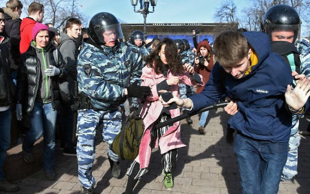 Police officers detain protesters during an unauthorized anti-corruption rally in central Moscow on March 26, 2017. (Vasily MAXIMOV / AFP) Police officers detain protesters during an unauthorized anti-corruption rally in central Moscow on March 26, 2017. (Vasily MAXIMOV / AFP)