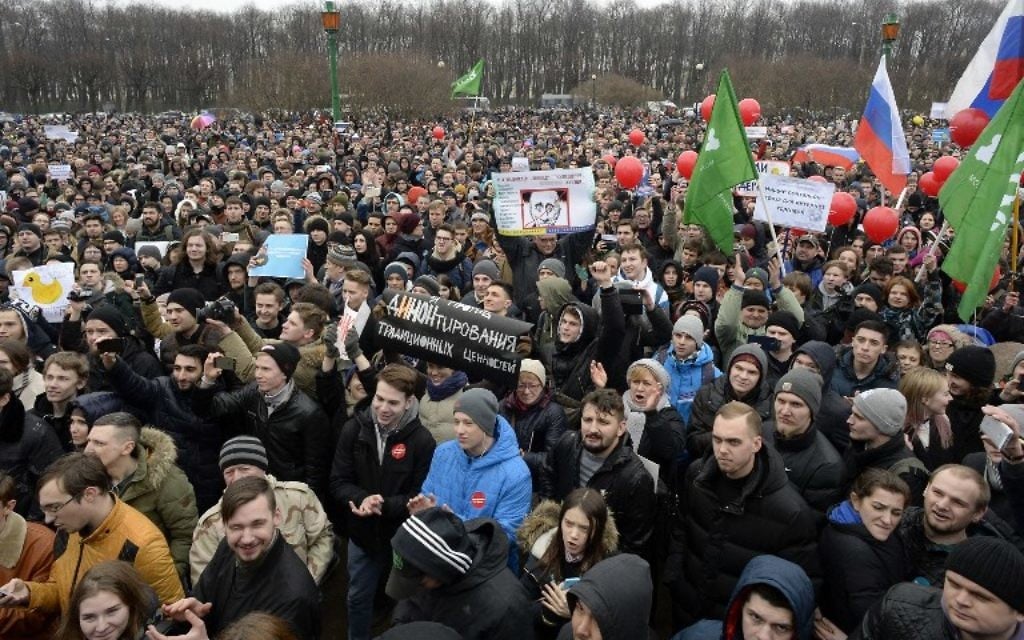 Opposition supporters participate in an anti-corruption rally in central Saint Petersburg on March 26, 2017.(AFP PHOTO / Olga MALTSEVA)