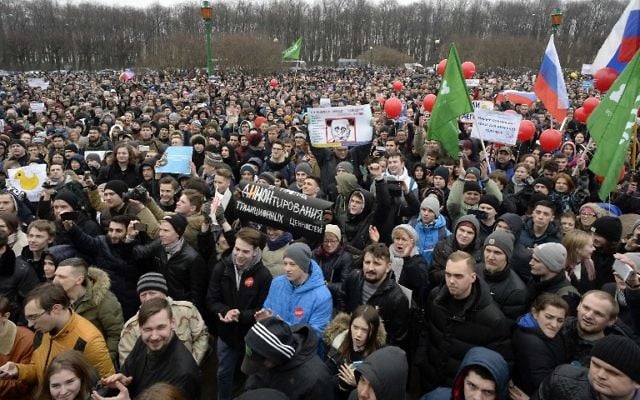 Opposition supporters participate in an anti-corruption rally in central Saint Petersburg on March 26, 2017.(AFP PHOTO / Olga MALTSEVA)