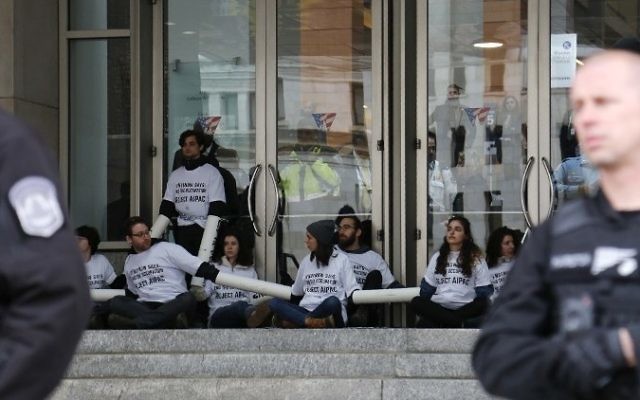 Anti-settlement demonstrators hold placards and protest in front of Walter E. Washington Convention Center in Washington, on March 26, 2017, during the American Israel Public Affairs Committee Policy Conference. (AFP Photo/Andrew Biraj)