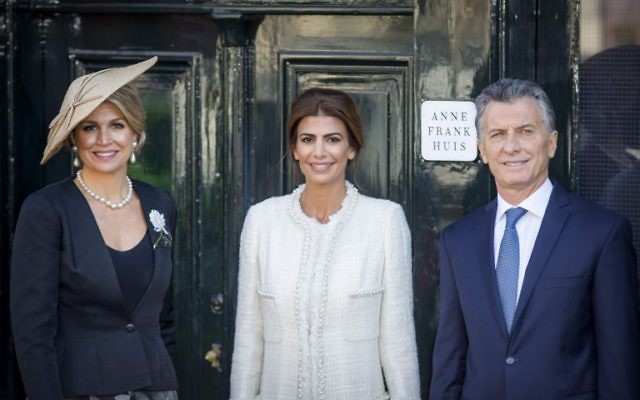 Argentinian president Mauricio Macri (right), his wife Juliana Awada (center) and Dutch queen Maxima pose in front of the Anne Frank House in Amsterdam, Holland, on March 27, 2017. (AFP/ANP/Patrick van Katwijk) Argentinian president Mauricio Macri (right), his wife Juliana Awada (center) and Dutch queen Maxima pose in front of the Anne Frank House in Amsterdam, Holland, on March 27, 2017. (AFP/ANP/Patrick van Katwijk)