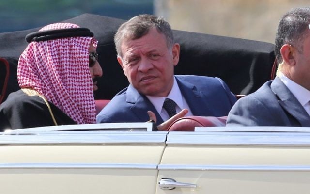 Saudi Arabia's King Salman bin Abdulaziz al-Saud and Jordanian King Abdullah II sit in a vintage car during a welcome ceremony at the airport in the Jordanian capital Amman on March 27, 2017 ahead of the 28th Summit of the Arab League. / AFP PHOTO / Khalil MAZRAAWI Saudi Arabia's King Salman bin Abdulaziz al-Saud and Jordanian King Abdullah II sit in a vintage car during a welcome ceremony at the airport in the Jordanian capital Amman on March 27, 2017 ahead of the 28th Summit of the Arab League. / AFP PHOTO / Khalil MAZRAAWI