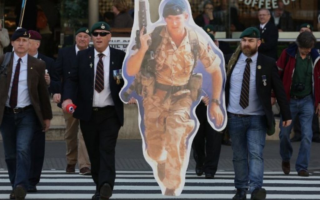 Supporters of jailed former British soldier Alexander Blackman arrive at The Royal Courts of Justice in London on March 28, 2017. (AFP Photo/Daniel Leal-Olivas)