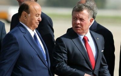 Jordan's King Abdullah II (R) welcomes Yemeni President Abedrabbo Mansour Hadi during a welcome ceremony for the latter at the Queen Alia International Airport in Amman on March 28, 2017 ahead of talks on the eve of the Arab League summit. (AFP PHOTO / Khalil MAZRAAWI)