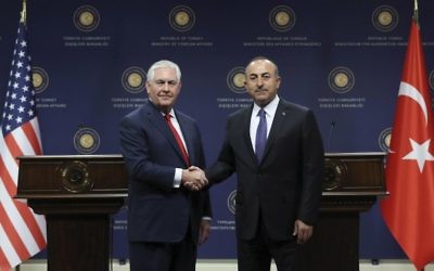 US Secretary of State Rex Tillerson, left, and Turkish Foreign Minister Mevlut Cavusoglu shake hands during a joint news conference in Ankara, March 30, 2017. (AFP/Adem Altan)