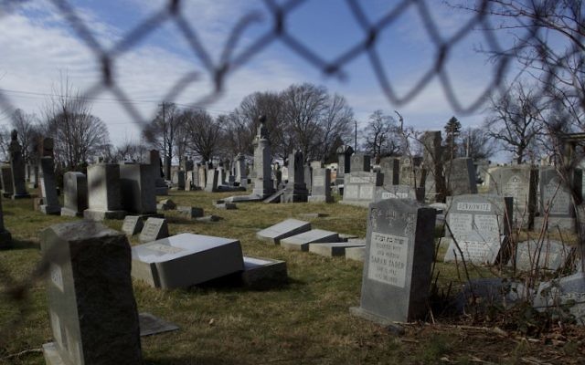 Vandalized Jewish tombstones are framed through a hole in the fence surrounding Mount Carmel Cemetery February 27, 2017 in Philadelphia, Pennsylvania. (Mark Makela/Getty Images/AFP) Vandalized Jewish tombstones are framed through a hole in the fence surrounding Mount Carmel Cemetery February 27, 2017 in Philadelphia, Pennsylvania. (Mark Makela/Getty Images/AFP)