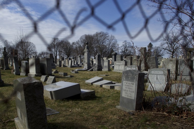 Vandalized Jewish tombstones are framed through a hole in the fence surrounding Mount Carmel Cemetery February 27, 2017 in Philadelphia, Pennsylvania. (Mark Makela/Getty Images/AFP) Vandalized Jewish tombstones are framed through a hole in the fence surrounding Mount Carmel Cemetery February 27, 2017 in Philadelphia, Pennsylvania. (Mark Makela/Getty Images/AFP)