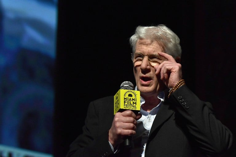 Porno: Ayol erkakni qayish bilan sikadi