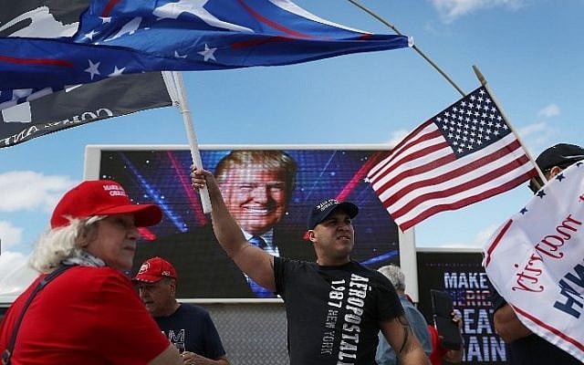 Richard Montero, center, shows his support for US President Donald Trump near his Mar-a-Lago resort home on March 4, 2017 in West Palm Beach, Florida. (Joe Raedle/Getty Images/AFP)