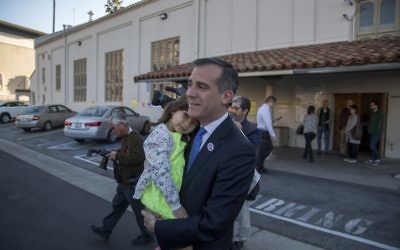 Los Angeles Mayor Eric Garcetti leaves his polling place with daughter Maya Garcetti, 5, after voting for mayor as Angelenos go to the polls on March 7, 2017 in Los Angeles, California. (David McNew/Getty Images/AFP)