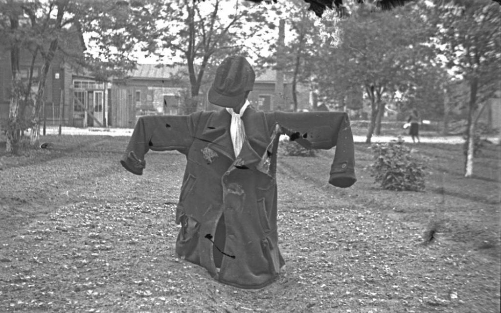 A scarecrow with a yellow Jude star. (Henryk Ross/Art Gallery of Ontario, gift from the Archive of Modern Conflict/Courtesy Museum of Fine Arts)