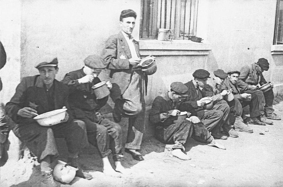 A group of men eating lunch, soup out of pails. (Henryk Ross/Art Gallery of Ontario, gift from the Archive of Modern Conflict/Courtesy Museum of Fine Arts) A group of men eating lunch, soup out of pails. (Henryk Ross/Art Gallery of Ontario, gift from the Archive of Modern Conflict/Courtesy Museum of Fine Arts)