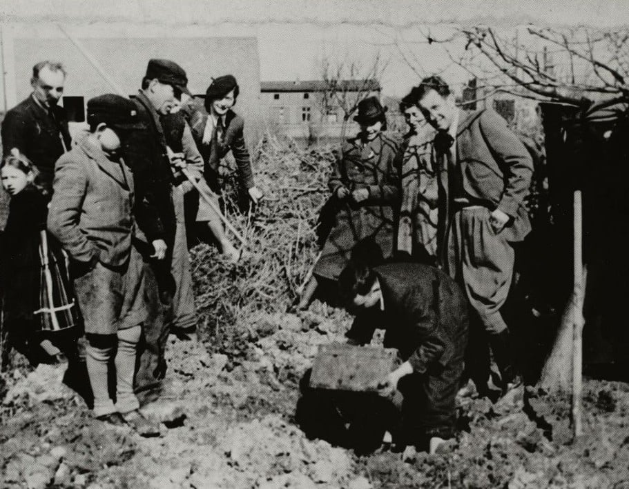 Excavating the box of negatives and documents Henryk Ross buried in the ghetto at 12 Jagielonska Street, Lodz, March 1945. (Art Gallery of Ontario, gift from the Archive of Modern Conflict/Courtesy Museum of Fine Arts) Excavating the box of negatives and documents Henryk Ross buried in the ghetto at 12 Jagielonska Street, Lodz, March 1945. (Art Gallery of Ontario, gift from the Archive of Modern Conflict/Courtesy Museum of Fine Arts)