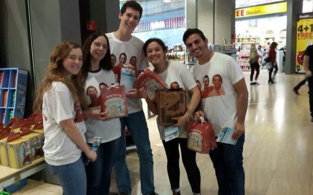 Jewish Connection project volunteers distributing Purim gift bags to Israeli travelers at Ben Gurion Airport, March 2017. (Courtesy) Jewish Connection project volunteers distributing Purim gift bags to Israeli travelers at Ben Gurion Airport, March 2017. (Courtesy)