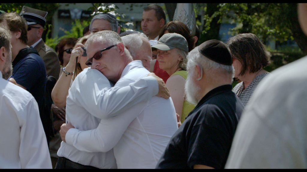 A family member of Kielce pogrom victims embracing a family member of one of the Polish perpetrators. (Screenshot, courtesy) A family member of Kielce pogrom victims embracing a family member of one of the Polish perpetrators. (Screenshot, courtesy)