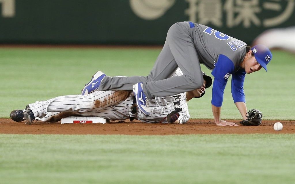 Japan's Seiya Suzuki steals second as Israel's second baseman Tyler Krieger drops the ball during the second inning of their second-round game at the World Baseball Classic in Tokyo, March 15, 2017. (AP/Toru Takahashi)