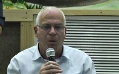 Agriculture Minister Uri Ariel speaking in the Bedouin city of Rahat, March 6, 2017 (Screen capture: Ynet video)
