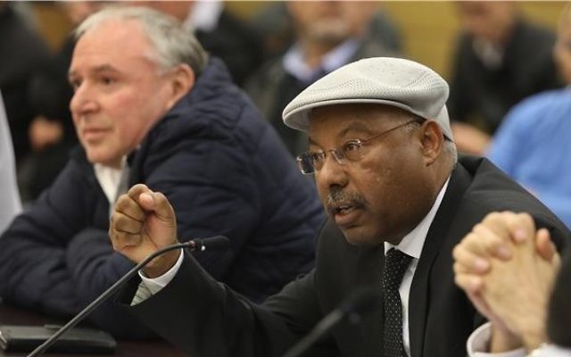 MK Avraham Neguisa (R) and MK David Amsalem at a meeting of the Knesset Immigration adn Absorption committee, February 21, 2017. (Yizhak Harari/Knesset Spokespersons Department)