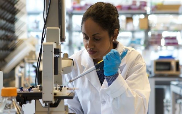 A lab worker at the MaRs Institute of Biomedical Engineering, University of Toronto (Courtesy)