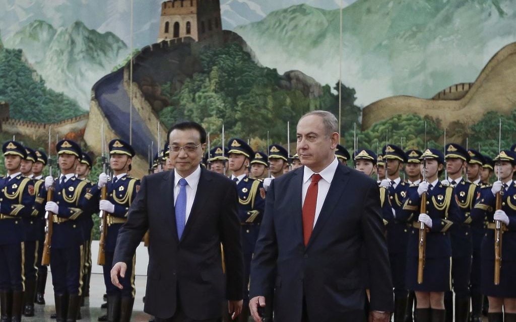 Prime Minister Benjamin Netanyahu walks with Chinese Premier Li Keqiang during a welcome ceremony at the Great Hall of the People in Beijing, Monday, March 20, 2017. (AP Photo/Andy Wong)