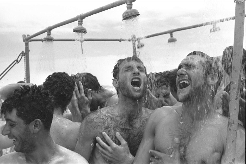 Rubinger captured soldiers showering off the desert dust in Eilat in June 1967 (Courtesy Rubinger/Knesset collection)