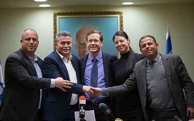 Zionist Union party chair Isaac Herzog (C) with MK Amir Peretz (2L), MK Hilik Bar (L), MK Eitan Cabel (R) and MK Merav Michaeli (2R) during a press conference welcoming Peretz back to the Labor party, February 8, 2016. (Yonatan Sindel/Flash90)