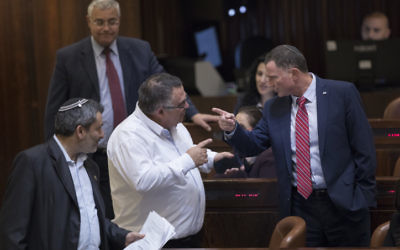 Then-Knesset speaker Yuli Edelstein (R) speaks with MK David Bitan at the Knesset during a plenum session, January 18, 2017. (Yonatan Sindel/Flash90)