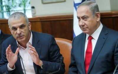 Prime Minister Benjamin Netanyahu (R) and Finance Minister Moshe Kahlon attend the weekly cabinet meeting at the Prime Minister's Office in Jerusalem on January 22, 2017. (Alex Kolomoisky/Pool)