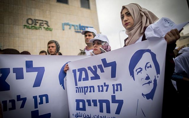 Parents and family of patients in the department of hemato-oncology children in Hadassah Medical Center protest, in support of Prof. Michael Weintraub, head of the Hadassah's Pediatric Hemato-Oncology Department, near the Ministry of Health office in Jerusalem on February 9, 2017. (Yonatan Sindel/Flash90) Parents and family of patients in the department of hemato-oncology children in Hadassah Medical Center protest, in support of Prof. Michael Weintraub, head of the Hadassah's Pediatric Hemato-Oncology Department, near the Ministry of Health office in Jerusalem on February 9, 2017. (Yonatan Sindel/Flash90)