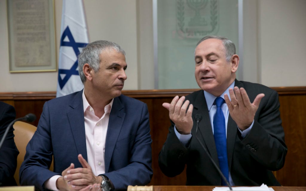 Prime Minister Benjamin Netanyahu (right) with Finance Minister Moshe Kahlon during the weekly cabinet meeting in Jerusalem, February 19, 2017. (Olivier Fitoussi/Pool)