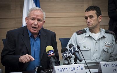 Chairman of the Defense and Foreign Affairs Committee Avi Dichter and Military Intelligence chief Maj. Gen. Herzl Halevy speak at the Knesset panel on March 1, 2017. (Yonatan Sindel/Flash90)