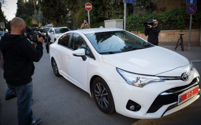 Police investigators arrive at the Prime Minister Residence in Jerusalem on March 6, 2017. (Yonatan Sindel/Flash90) Police investigators arrive at the Prime Minister Residence in Jerusalem on March 6, 2017. (Yonatan Sindel/Flash90)