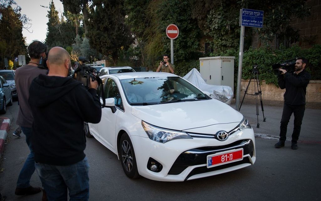 Police investigators arrive at the entrance to the prime minister's residence in Jerusalem on March 6, 2017, to interrogate Prime Minister Benjamin Netanyahu (Yonatan Sindel/Flash90)