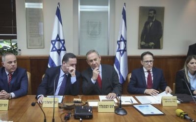 Prime Minister Benjamin Netanyahu leads the weekly cabinet meeting at his office in Jerusalem, on March 16, 2017. (Marc Israel Sellem/Pool)