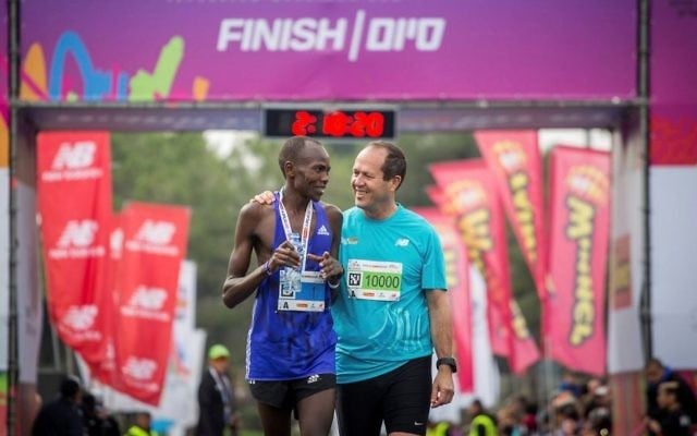 Jerusalem Mayor Nir Barkat with marathon winner Kenyan Shadrack Kipkogey on March 17, 2017. (Miriam Alster/Flash90) Jerusalem Mayor Nir Barkat with marathon winner Kenyan Shadrack Kipkogey on March 17, 2017. (Miriam Alster/Flash90)