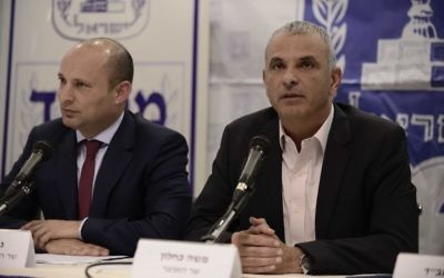 Finance Minister Moshe Kahlon (right) and Education Minister Naftali Bennett at a press conference at the Education Ministry in Tel Aviv, March 19, 2017. (Tomer Neuberg/Flash90)