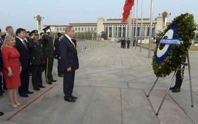 Prime Minister Benjamin Netanyahu and his wife Sara at the Monument to the People's Heroes in Beijing on March 21, 2017. (Haim Zach / GPO)