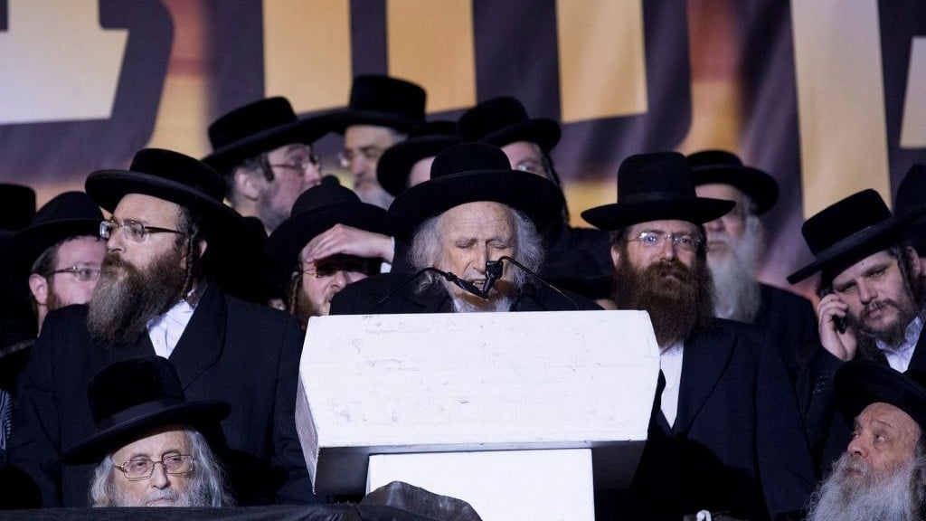 Rabbi Shmuel Auerbach (C) speaks during an anti-draft rally in Jerusalem on March 28, 2017. (Yonatan Sindel/Flash90) Rabbi Shmuel Auerbach (C) speaks during an anti-draft rally in Jerusalem on March 28, 2017. (Yonatan Sindel/Flash90)