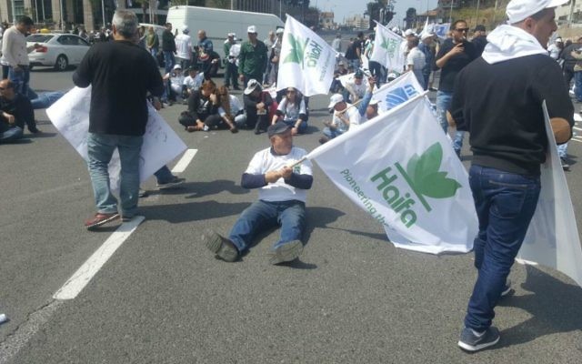 Haifa Chemicals workers protesting ammonia tank closure in Tel Aviv (Courtesy: Tal Gimpel) Haifa Chemicals workers protesting ammonia tank closure in Tel Aviv (Courtesy: Tal Gimpel)