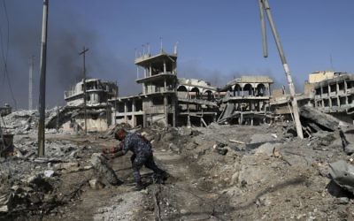 Iraqi federal policemen open the road towards the government complex as Iraqi security forces advance during fighting against Islamic State militants in Dawasa neighborhood in western Mosul, Iraq, Tuesday, March 7, 2017. (AP/Khalid Mohammed) Iraqi federal policemen open the road towards the government complex as Iraqi security forces advance during fighting against Islamic State militants in Dawasa neighborhood in western Mosul, Iraq, Tuesday, March 7, 2017. (AP/Khalid Mohammed)