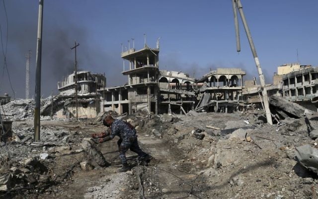 Iraqi federal policemen open the road towards the government complex as Iraqi security forces advance during fighting against Islamic State militants in Dawasa neighborhood in western Mosul, Iraq, Tuesday, March 7, 2017. (AP/Khalid Mohammed) Iraqi federal policemen open the road towards the government complex as Iraqi security forces advance during fighting against Islamic State militants in Dawasa neighborhood in western Mosul, Iraq, Tuesday, March 7, 2017. (AP/Khalid Mohammed)