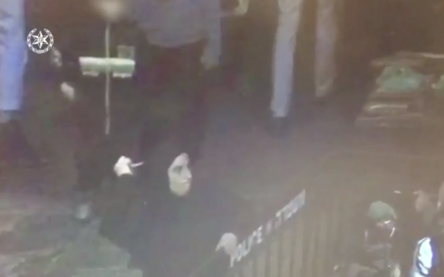 An East Jerusalem woman attempts to stab Border police officers at Jerusalem's Damascus Gate on March 29, 2017. (Screen capture: Israel Police)