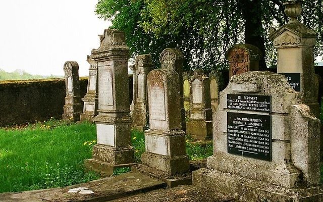 File: The Jewish cemetery in Waldwisse. (CC BY-SA 3.0 Dguendel/Wikipedia)