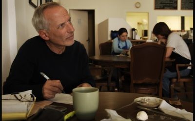 Yigal Sarna sitting in coffee shop in Tel Aviv on August 04, 2007. (Flash90)